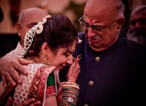 भारतीय शादी में विदाई के Emotional पल क्यों खास होते है जानिए