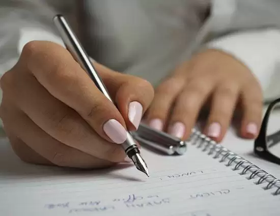 Pen पकड़ने का style बहुत कुछ बता देता है आपके बारे में