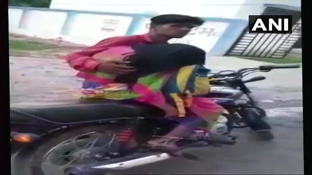 Video एम्बुलेंस से लाश लाने से किया माना मृत माँ को अपने मोटरसाइकिल से लेकर घर
