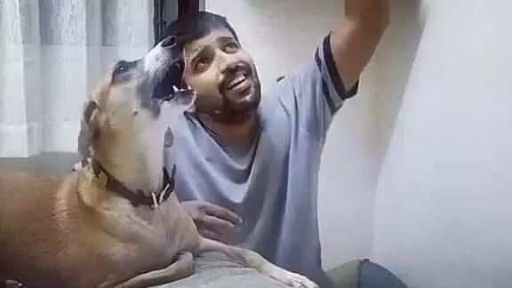 Most viral videos: कुत्ते ने की बेहतरीन जुगलबंदी, चलाए सुरों के बाण