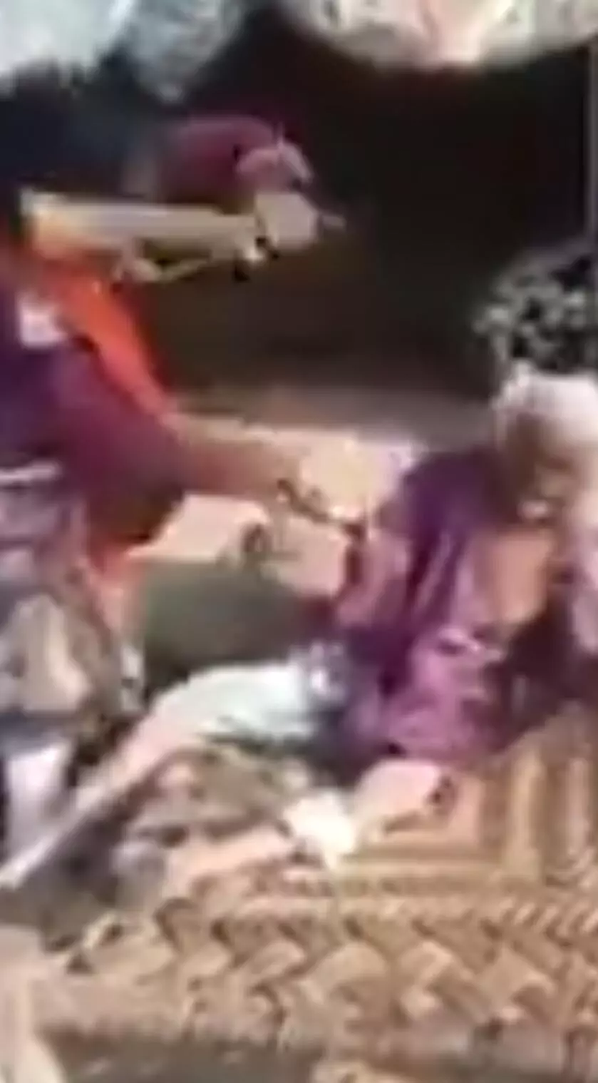 बुजुर्ग महिला की पिटाई वीडियो हुआ वायरल ,trollers ने तरफदारी पर लताड़ा