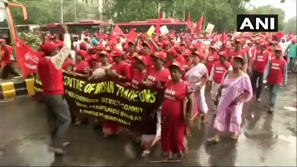 दिल्ली में मजदूर और किसानो ने अपने अन्य मांगों को लेकर कर रहे है विरोध प्रदर्शन