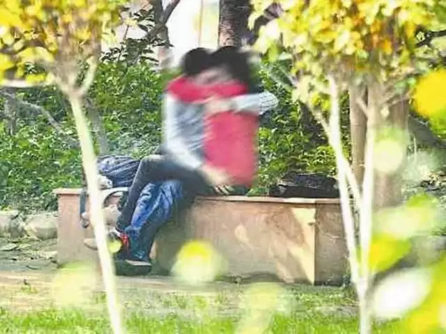 लड़का लड़की कर रहे थे पार्क में अश्लील हरकत अचानक आ गयी पुलिस विडियो हुआ वायरल