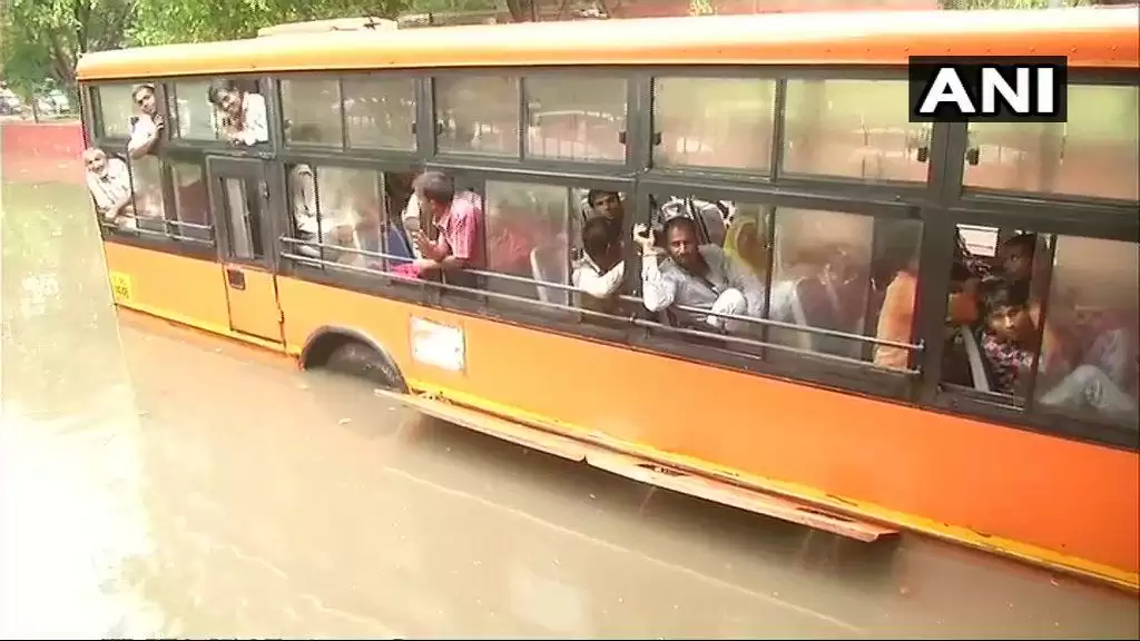 दिल्ली में ज्यादा बारिश होने के कारण 30 यात्रियों सहित बस फंसी