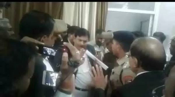 वकील की गिरफ्तारी पर हुआ हंगामा पुलिस से जम कर मारपीट