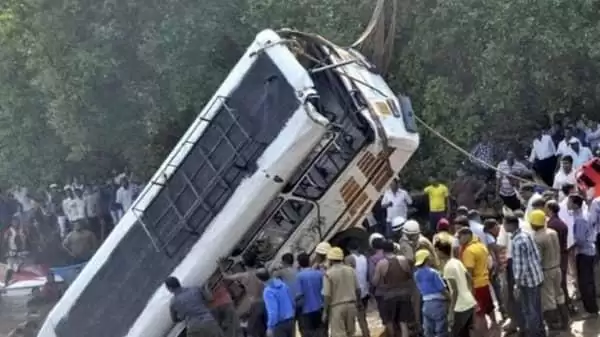श्रद्धालुओं से भरी बस नदी में गिरी, 13 की मौत, 3 घायल महाराष्ट्र के कोल्हापुर में हुआ हादसा