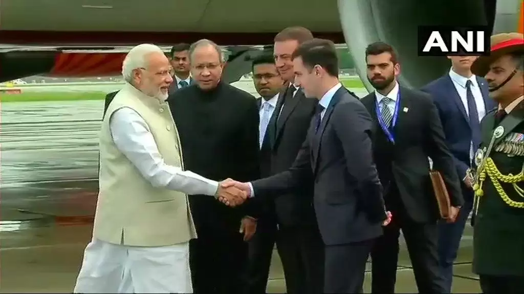 PM नरेन्द्र मोदी का रूसी राष्ट्रपति व्लादीमिर पुतिन ने एयरपोर्ट पर किया स्वागत