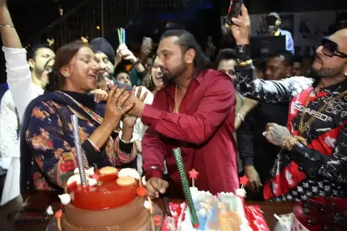 Yo Yo Honey Singh Birthday - केक काटने से लेकर डांस और काफी सारी मस्ती