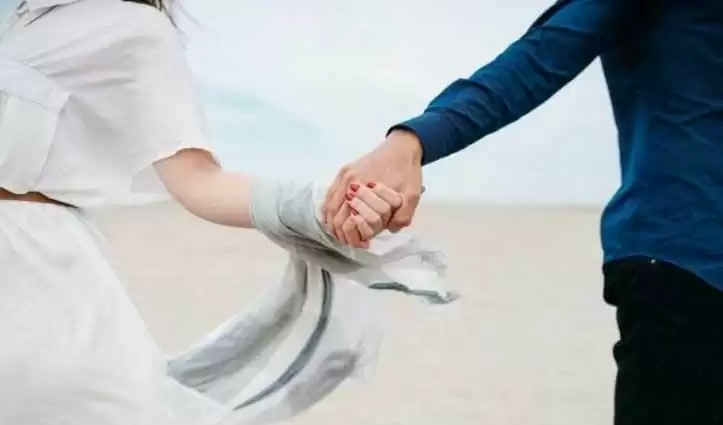 आपका हाथ पकड़ने का तरीका बताता है आपका Partner कितना Love करता है आप से