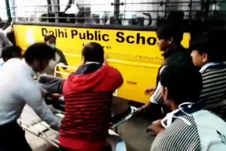 DPS स्कूल की बस और ट्रक में भिड़ंत से 5 छात्रों की मौत, कई छात्रों को लगी चोट