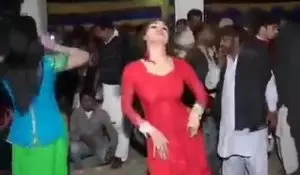 डांस कर रही लडकियो के साथ हुआ कुछ ऐसा देखे ये विडियो