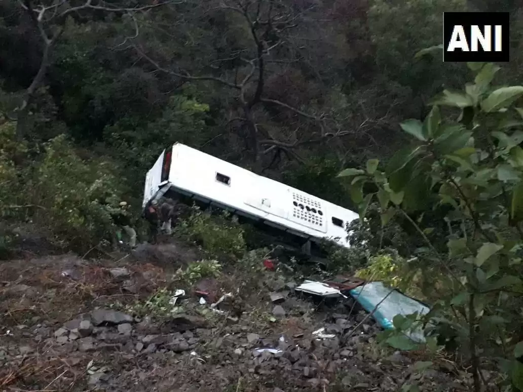 हिमाचल प्रदेश: पर्यटक बस सड़क से फिसल जाने से इतने लोग गंभीर रूप से हुए घायल