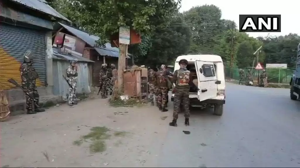 जम्मूकश्मीर के सोपोर जिले में सुरक्षा बलों ने दो आतंकवादियों को किया ढेर