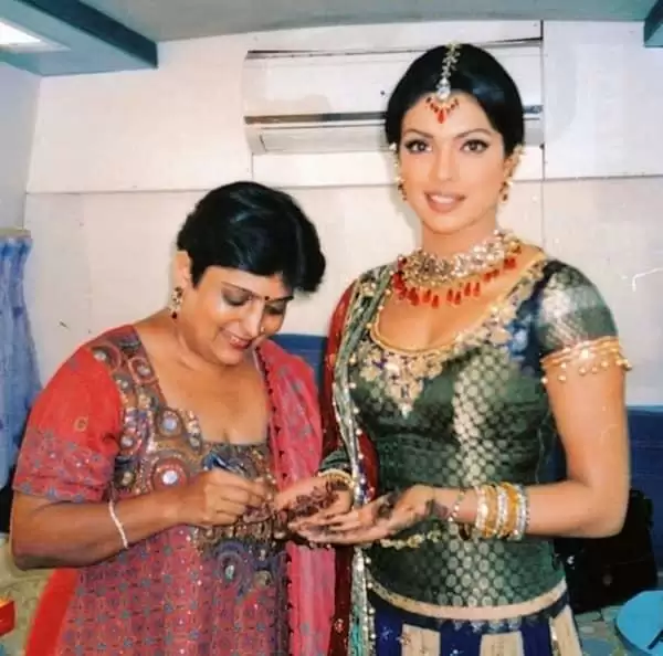 देखिए Priyanka Chopra मेंहदी शादी में आई है ये विदेशी अभिनेत्री