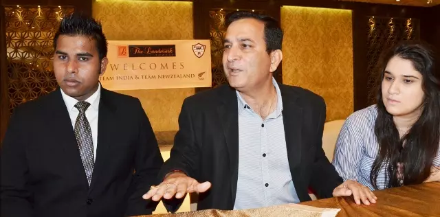 लैंडमार्क होटल पहुंचे इण्डिया टीम चेतश्वर व अश्विन