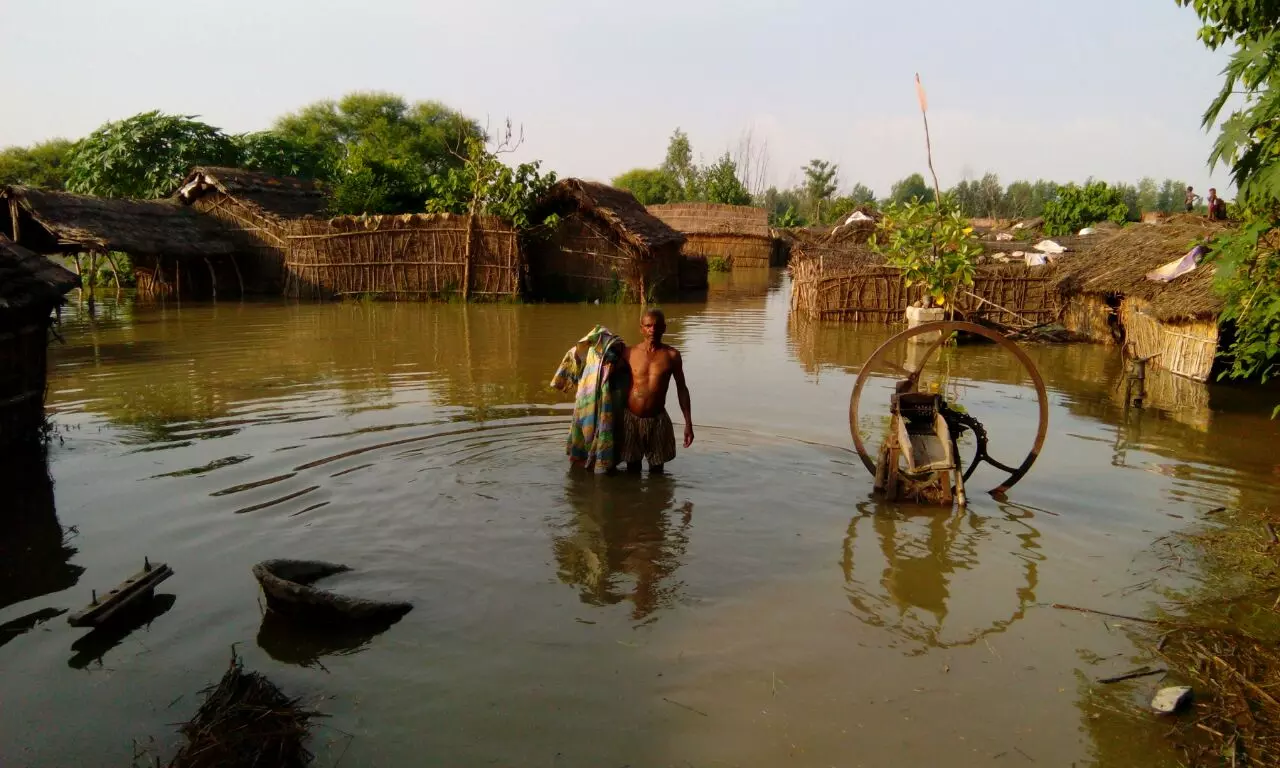 साढ़े तीन लाख क्यूसिक पानी छोड़े जाने से कई दर्जन गांव डूबे, घरों में भरा पानी
