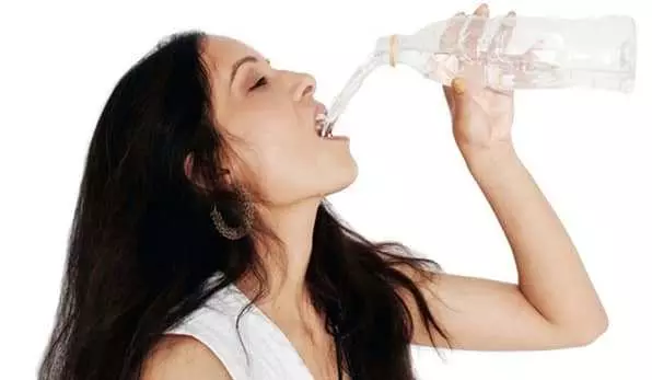 99 प्रतिशत लोग नहीं जानते सही तरीके से पानी पीना