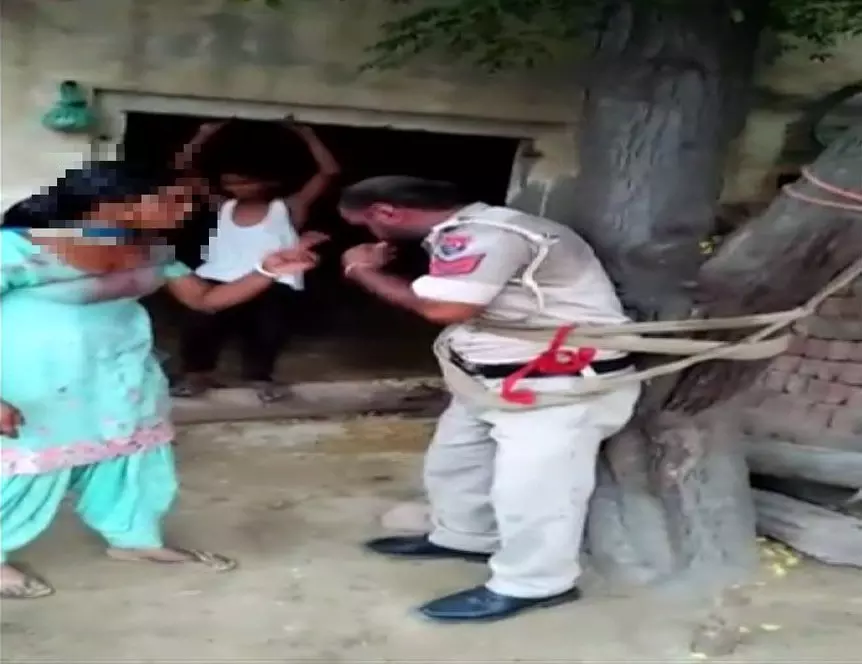 पंजाब के एक गांव में पुलिसकर्मी को पेड़ से बांध कर पीटा