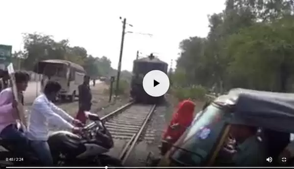 ट्रेन हार्न देती रही सामने से जाते रहे लोग देखिए ये विडियो