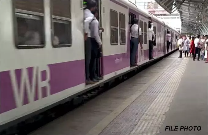 Mumbai Suburban trains 10 महीनों के बाद चल पड़ी पैसेंजर्स के लिए ट्रेन
