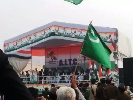 ममता बनर्जी की रैली में खुलेआम फहराये गए पाकिस्तानी झंडे