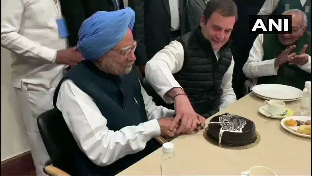 कांग्रेस 134वां स्थापना दिवस के अवसर पर डॉ मनमोहन सिंह और राहुल गांधी ने काटा केक