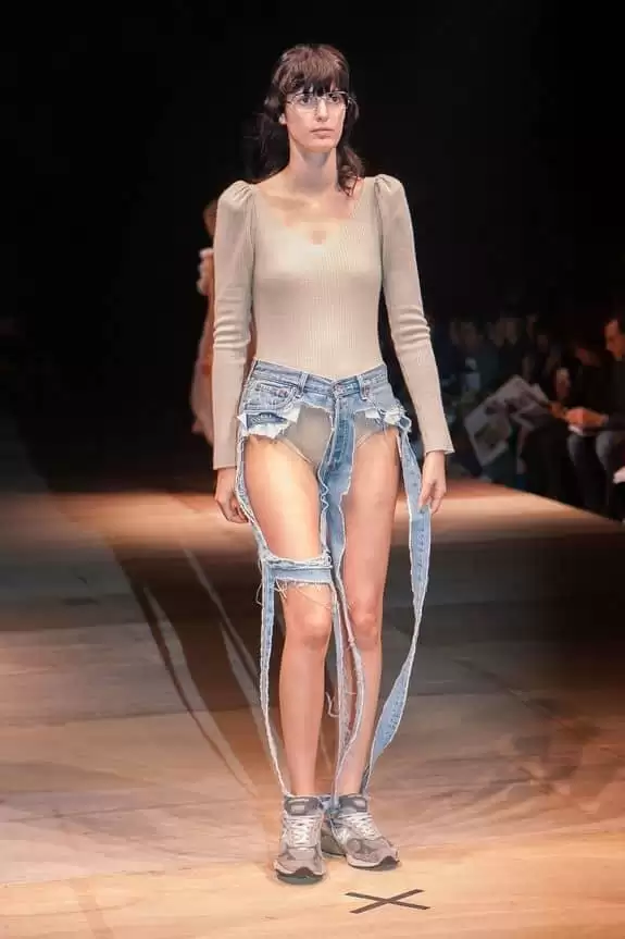 फैशन शो में मॉडल ने पहनी ऐसी जींस, दिखा गया सब कुछ