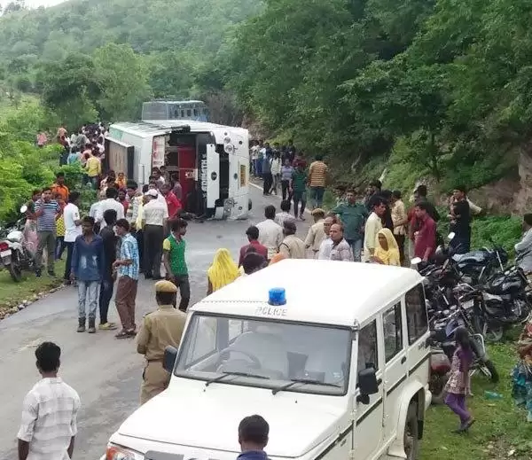 ड्राइवर भाग गया यात्री ने बचाई 50 लोगों कि जान