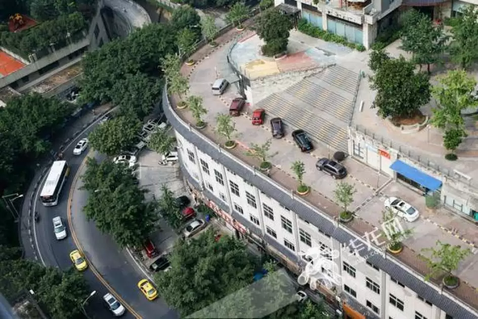 यहाँ 5 मंजिला इमारत की छत से गुज़रता है हाइवे - देखें विडियो