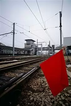 ट्रैक पर लाल झण्डी लगाने पर भी नही रुकी ट्रेन उसके बाद क्या हुआ देखिये