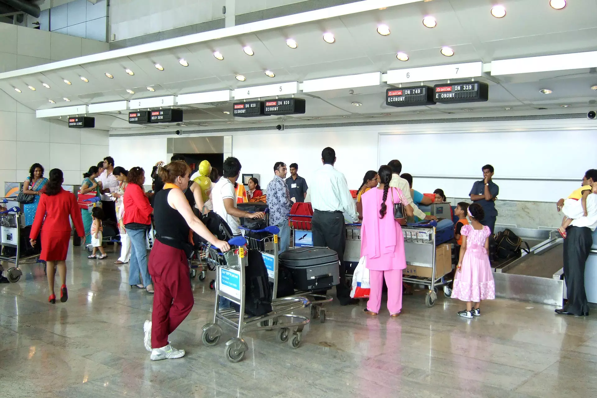 गुप्त तरीके से सोना ले जा रही दो महिलाएं को पुलिस ने मुंबई एयरपोर्ट पर पकड़ा