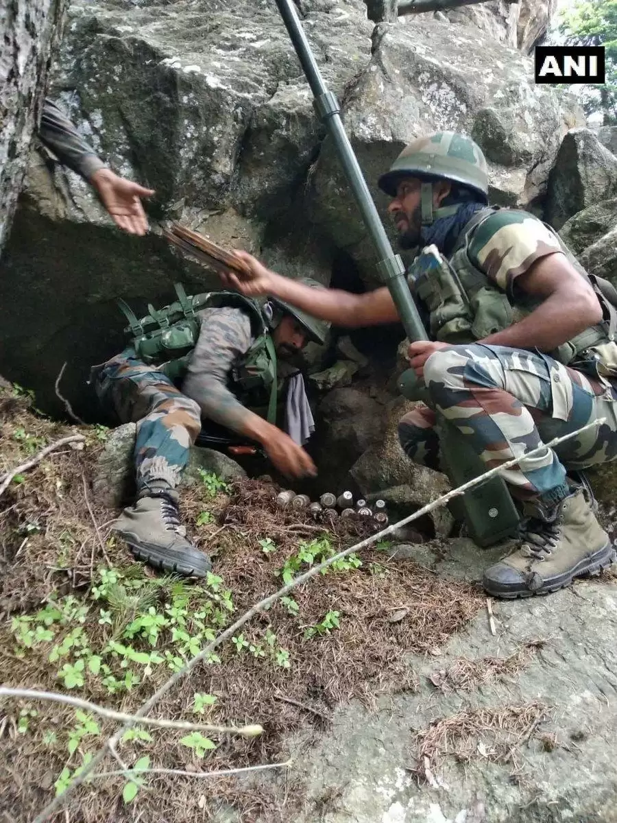 जम्मू कश्मीर: राष्ट्रीय राइफल्स बटालियन ने आतंकवादीयो का छुपाया हथियार और गोला बारूद बरामद किया