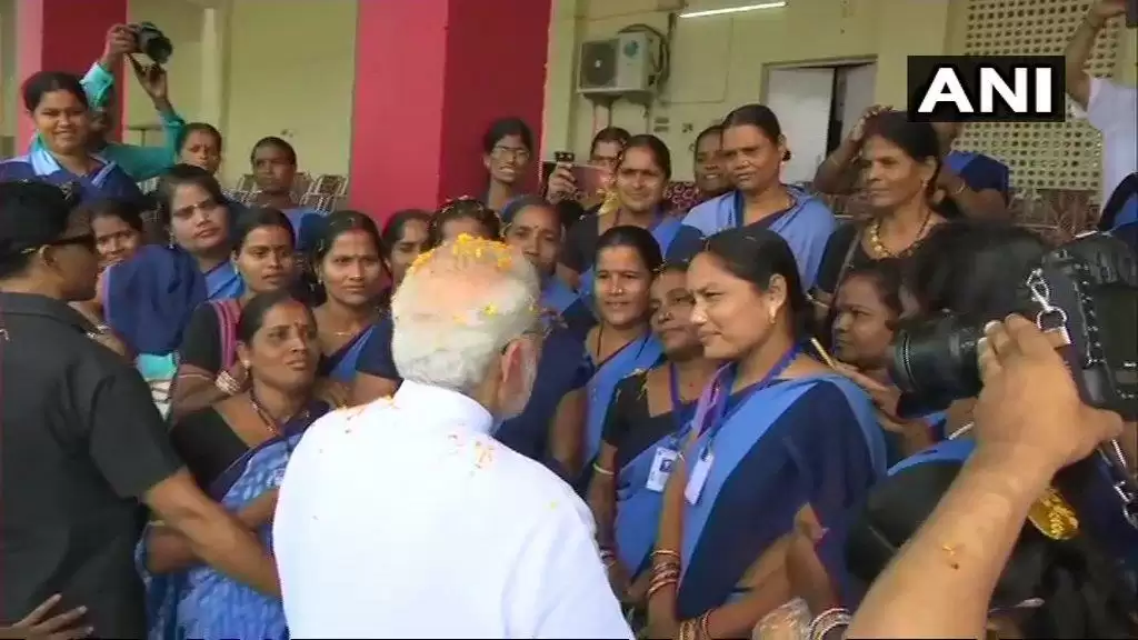 प्रधानमंत्री नरेंद्र मोदी ओडिशा पहुंचने के बाद आंगनवाडी कार्यकर्ताओं से मुलाकात की
