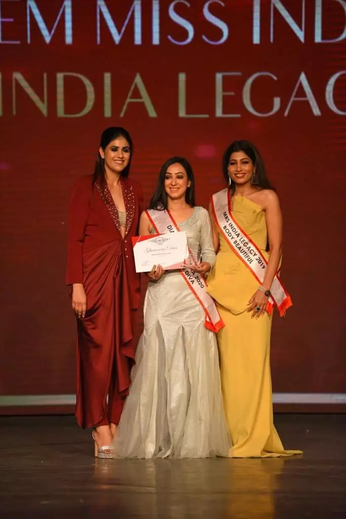 दिल्ली की सुनीता बिष्ट ने Glamourous Diva का खिताब जीता
