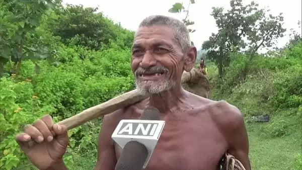 बिहार के व्यक्ति ने 30 साल में 3 किलोमीटर नहर खोद दी जिससे पहाड़ों के पानी गांव में पहुच सके