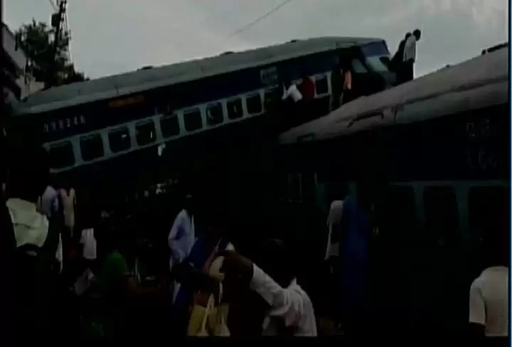 जबर्दस्त ट्रेन हादसा ट्रेन मकान में घुसी ,6 लोगों की मौत
