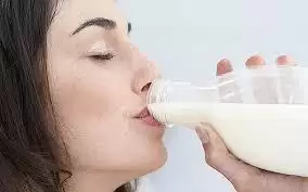 सावधान इन चीजों के साथ दूध पीने से दूध आप के लिए बन जाता है जानलेवा