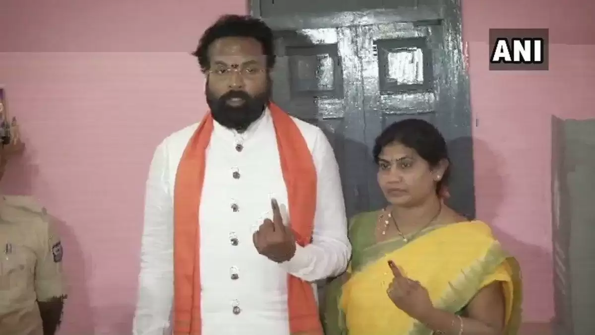 कर्नाटक : BJP विधायक बी श्रीरामुलु ने मतदान केंद्र में वोट दिया