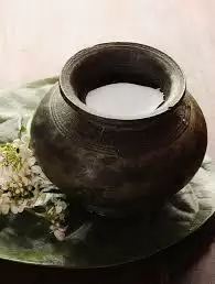 सुबह उठते ही घर में छिड़क दें एक लोटा पानी 90 सेकंड में देखें चमत्कार