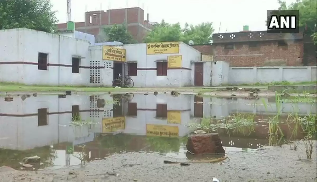 मुख्यमंत्री आवास के पास एक सरकारी स्कूल के सामने भारा पानी