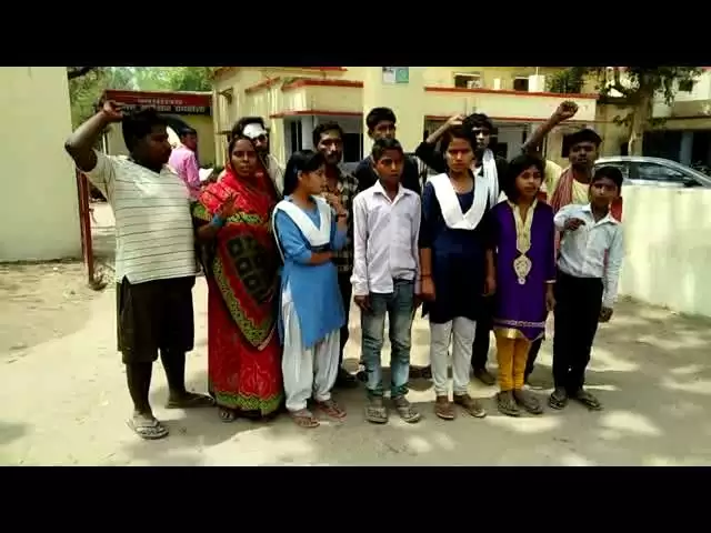 यूपी में भाजपा नेता के इशारे पर पुलिस ने महिलाओं और बच्चों को पीटा, डर से बच्चों ने वार्षिक परीक्षा छोड़ी