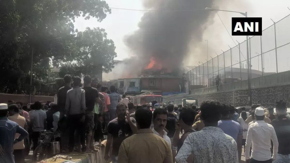 मुंबई के बांद्रा फायर स्टेशन के सामने झुग्गियों में लगी आग