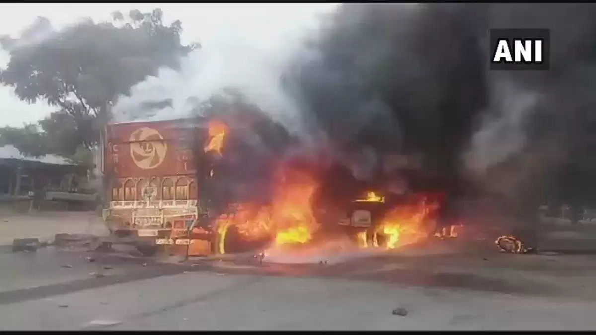 अजमेर-जयपुर राष्ट्रीय राजमार्ग जा रही ट्रक एक ट्रेलर वाहन से टकराने के बाद लगी आग तीन व्यकित की हुई मृत