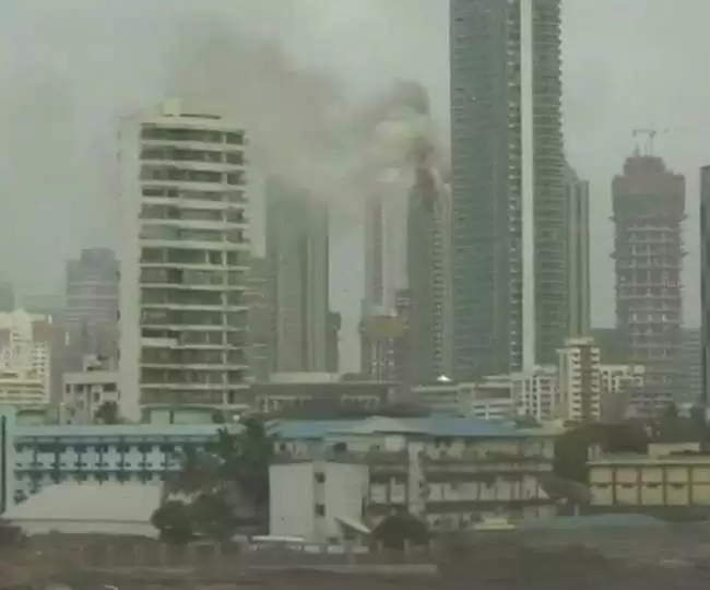 35 मंजिला बिल्डिंग में आग लगी, 90 लोगों को बचाया गया