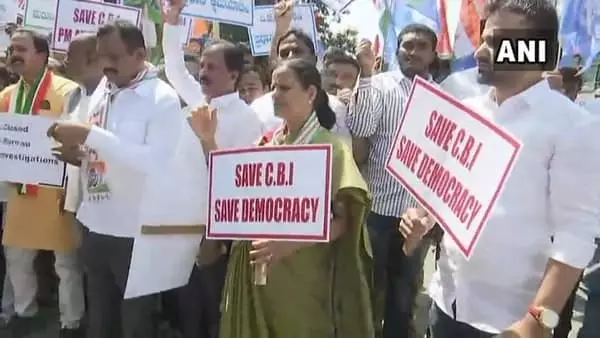 दिल्ली : सीबीआई निदेशक आलोक वर्मा को हटाने के लिए कांग्रेस कर रही है विरोध प्रदर्शन