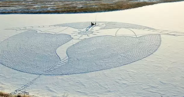 बर्फ़ पर पैदल चलकर इस कलाकार ने बनायीं ड्रैगन का विशालकाय खुबसूरत तस्वीर