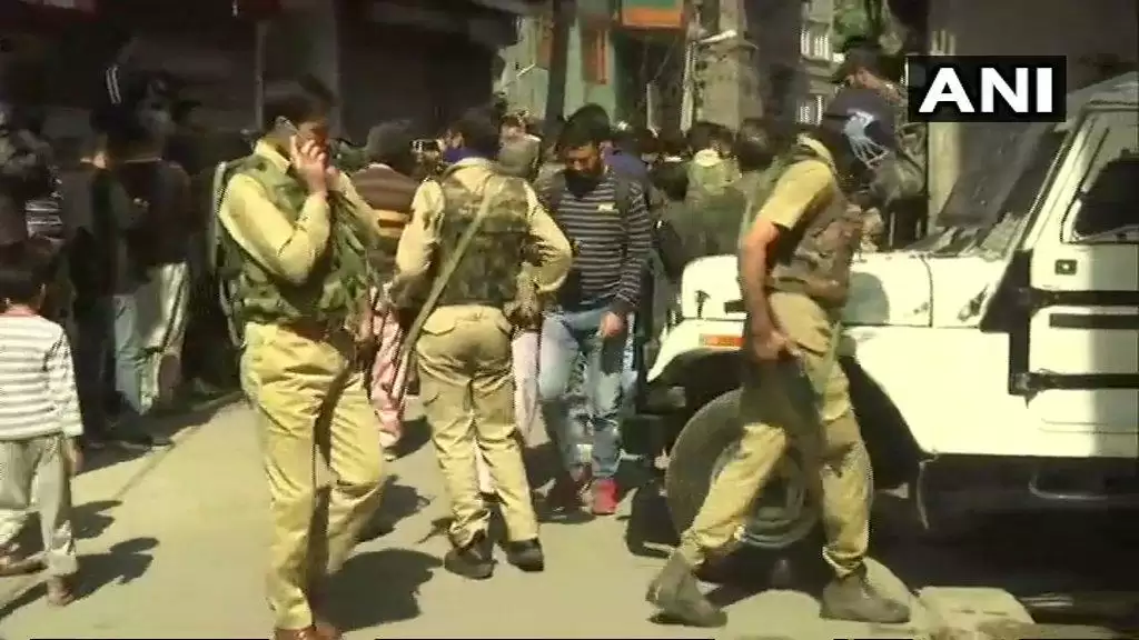 जम्मूकश्मीर : श्रीनगर में आतंकवादियों ने किया फायरिंग 2 लोगो की हुई मौत 1 गंभीर से घायल