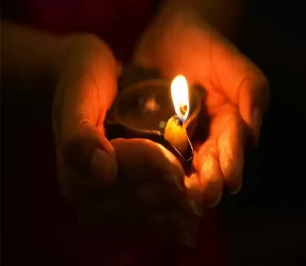पूजा के दौरान दीपक जलाने से होते हैं ये स्वास्थ्य फायदे