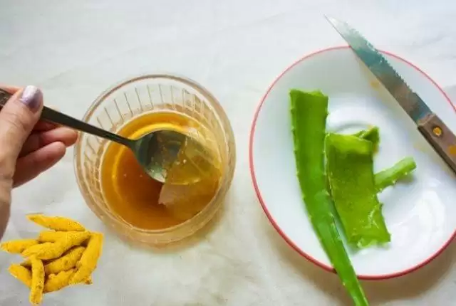 एलोवेरा और हल्दी से पाए गोरी और बेदाग Skin