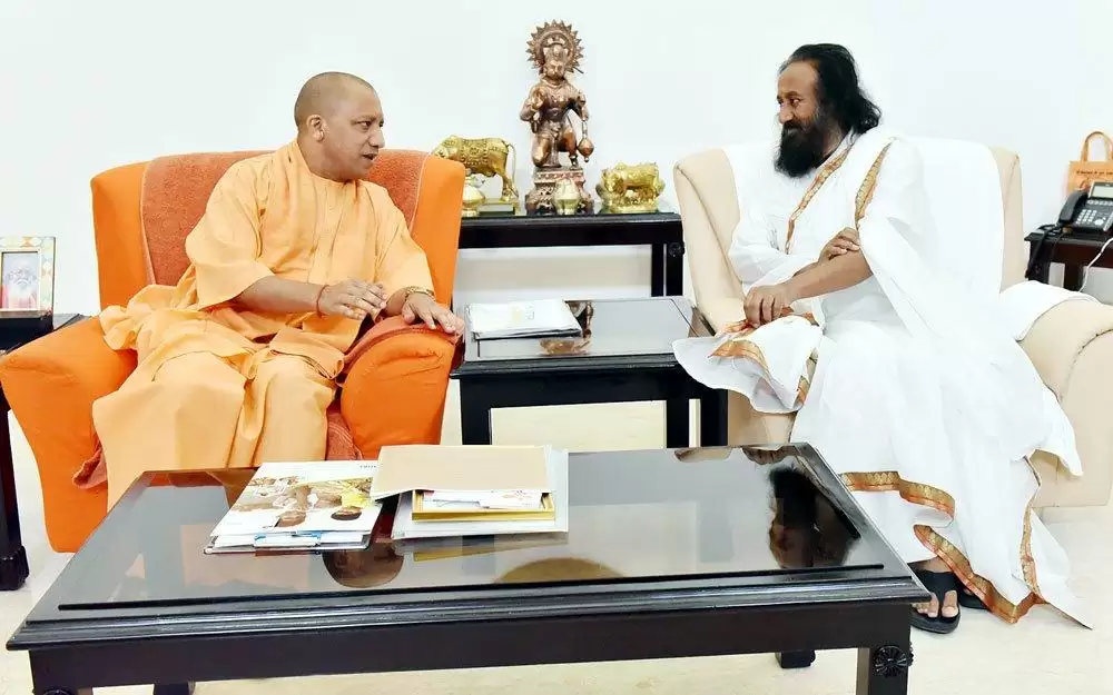 अयोध्या में राम मंदिर बनाने के लिए बातचीत शुरू ,श्री श्री रविशंकर मिले सीएम योगी आदित्यनाथ से